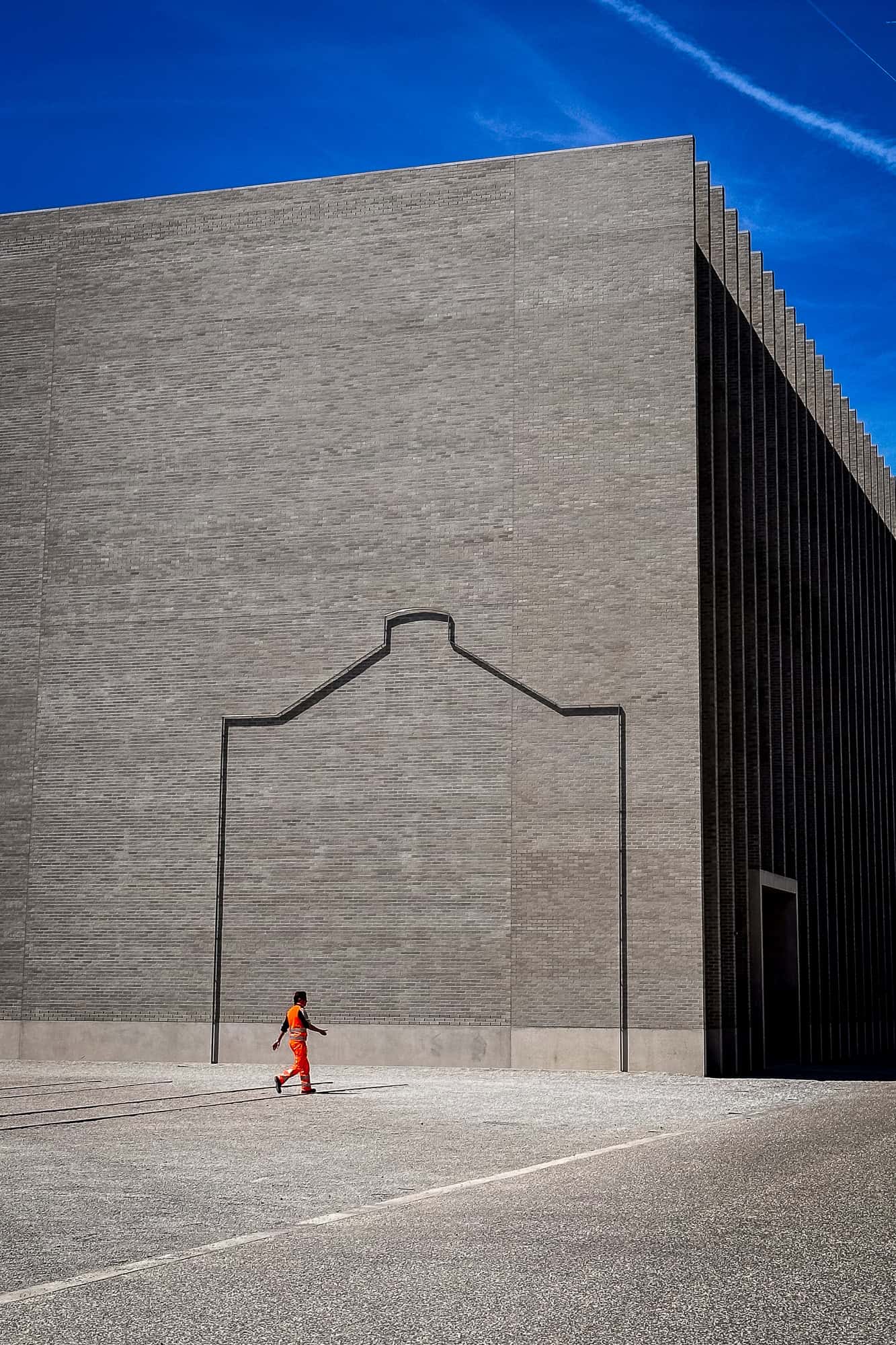Moderná architektúra a postava v oranžovom