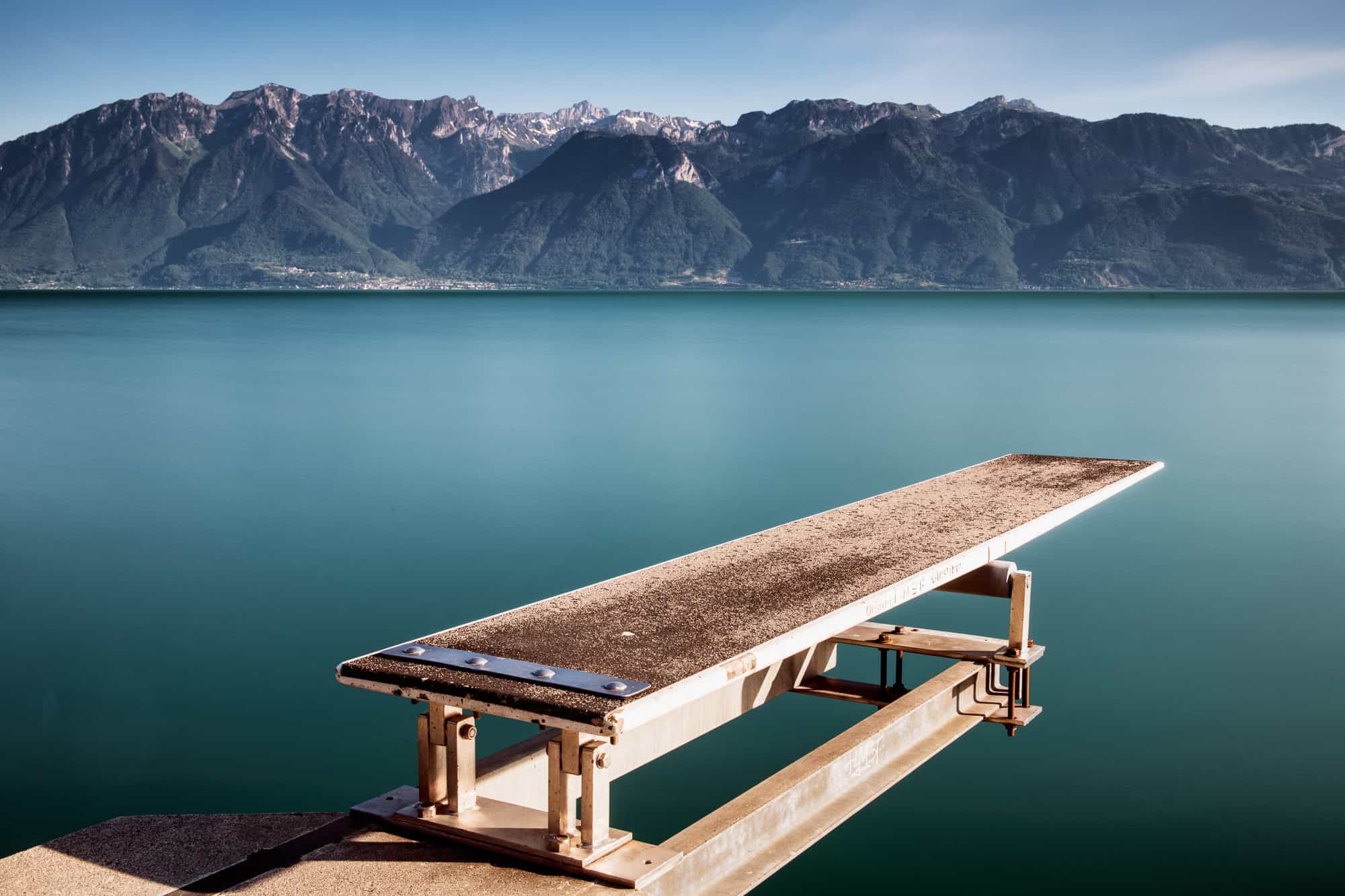 Skokanské mólo nad tyrkysovou hladinou